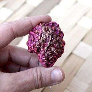 Broche de corazón y punto