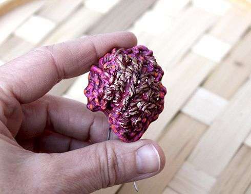 Broche de corazón y punto