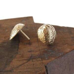 Pendientes dorados con forma de almendra