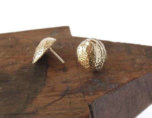 Pendientes dorados con forma de almendra