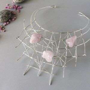 Collar plateado con cuarzo rosa