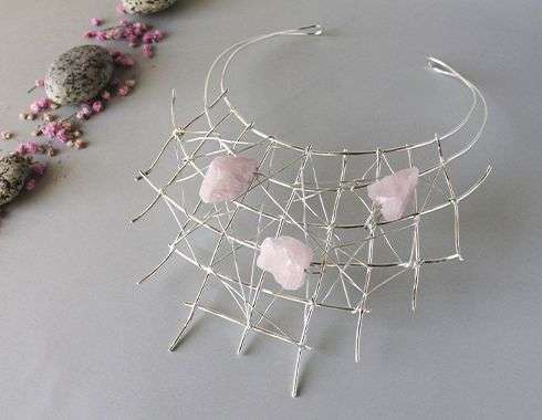Collar plateado con cuarzo rosa