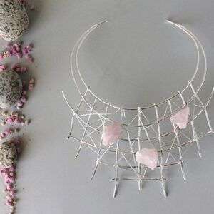 Collar rígido de metal plateado y cuarzo rosa
