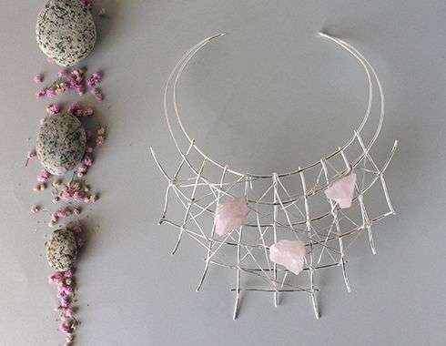 Collar rígido de metal plateado y cuarzo rosa