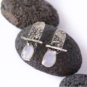 Pendientes artesanos de plata y calcedonia facetada