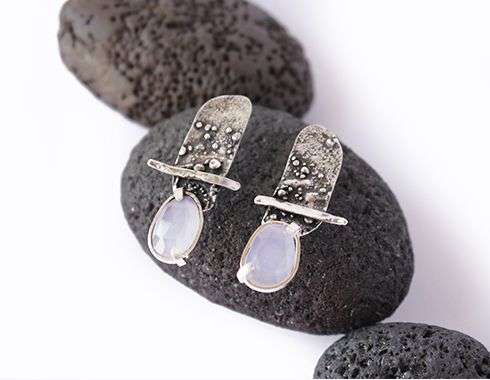 Pendientes artesanos de plata y calcedonia facetada