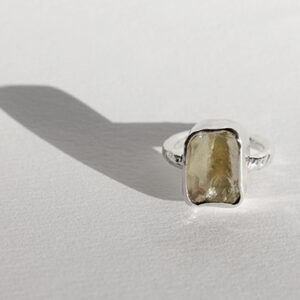 Anillo de plata y cuarzo limón