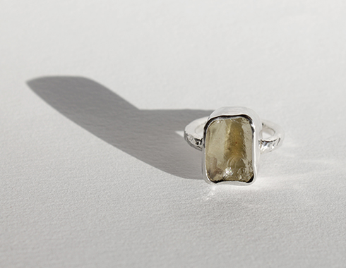 Anillo de plata y cuarzo limón