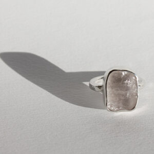 Anillo de plata y cuarzo rosa