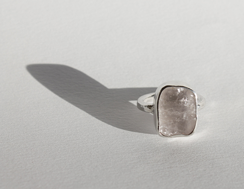 Anillo de plata y cuarzo rosa