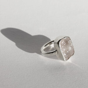 Anillo de plata y cuarzo rosa