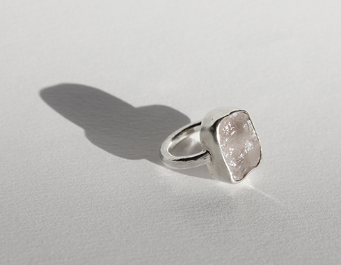 Anillo de plata y cuarzo rosa