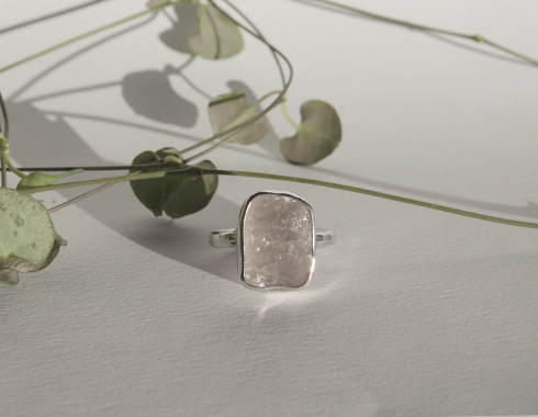 Anillo de plata y cuarzo rosa