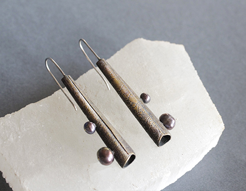 Pendientes de plata, latón y perlas cultivadas.