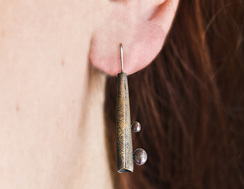 Pendientes de plata, latón y perlas cultivadas.